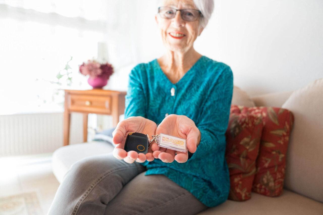 ASB Hausnotruf: Dame mit Knopf