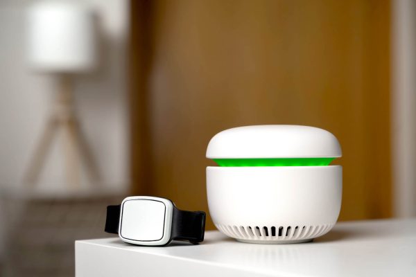 CARU Care Hausnotruf Station und Armband